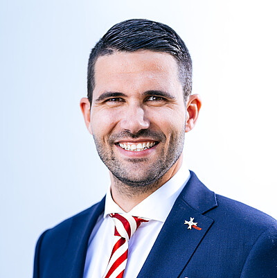 Portrait Niklas Jüngling im Anzug