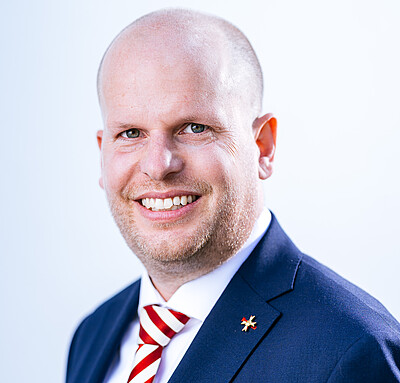 Portrait Stefan Blatt im Anzug