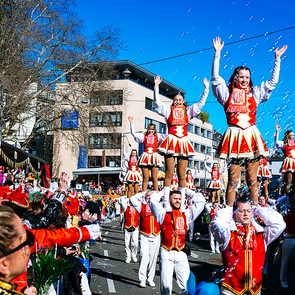 Eine Fußgruppe im Karnevalszug