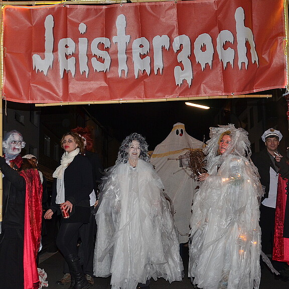 4 Personen sind als Vampire verkleidet, 2 als Gester. Sie stehen unter einem Transparent mit der Aufschrift "Jeisterzoch"