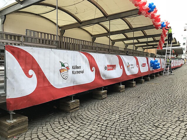 Überdachte Tribüne am Zugwerand mit Bannern